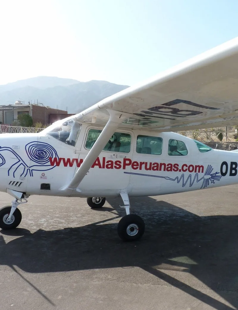 Avioneta junto a las instalaciones del aeródromo de Nasca.