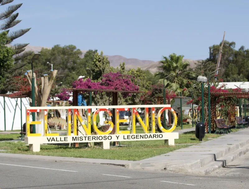 Espacio público con letras que forman el nombre El Ingenio, jardines y árboles.