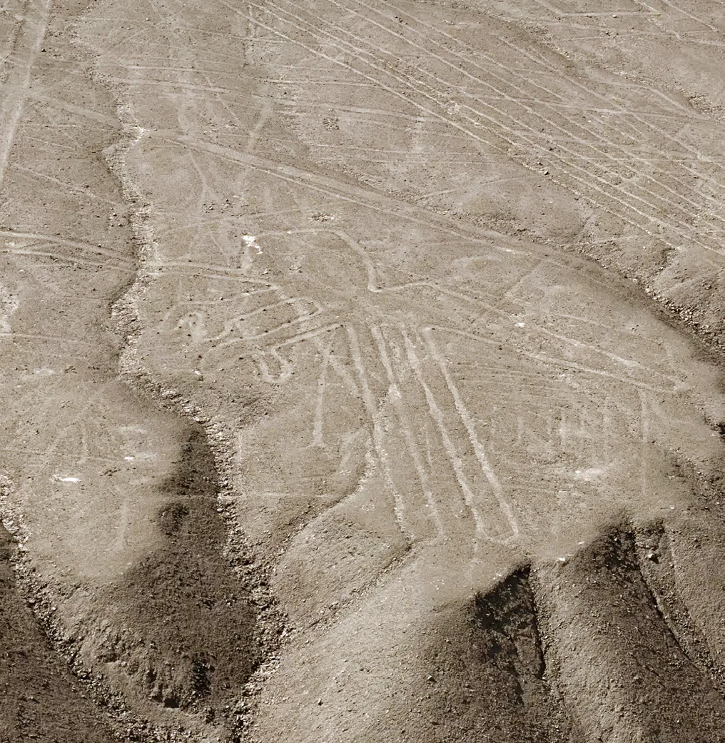 Diseño de una figura sobre una ladera árida visto desde arriba.