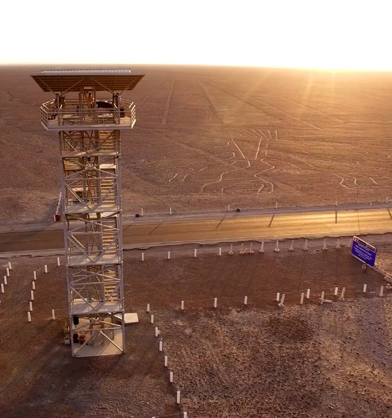Torre del Mirador Metálico junto a la Panamericana Sur y los geoglifos del desierto.