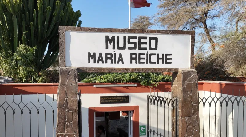 Ingreso del museo con el letrero Museo María Reiche, muro y rejas.