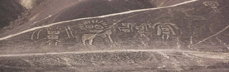 Varias figuras antropomorfas trazadas sobre una ladera árida.