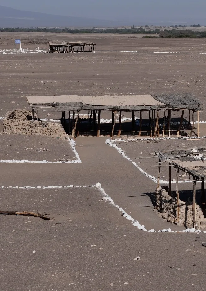 Vista del terreno, tumbas y coberturas de la Necrópolis de Chauchilla.