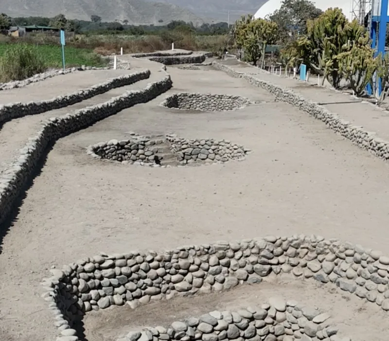Respiraderos de piedra y canal abierto de los Acueductos de Orcona.