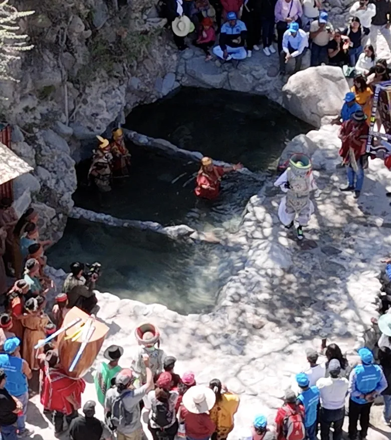 Poza de agua entre rocas y un grupo de personas en Ronquillo.