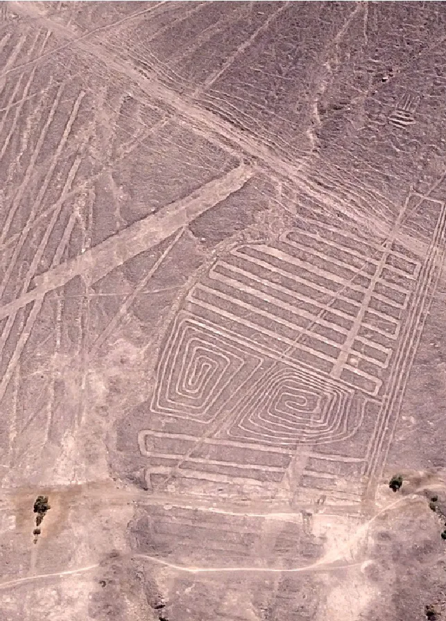 Geoglifo geométrico con líneas paralelas y figuras en espiral sobre terreno desértico.