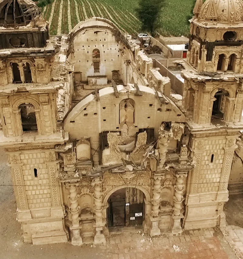 Fachada ornamentada de la Iglesia San José, con torres y elementos de adobe y ladrillo.