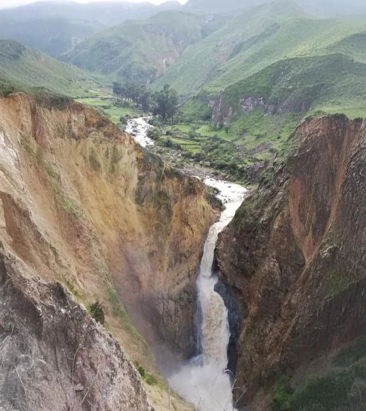 Catarata entre laderas rocosas y vegetación de Uchuymarca.